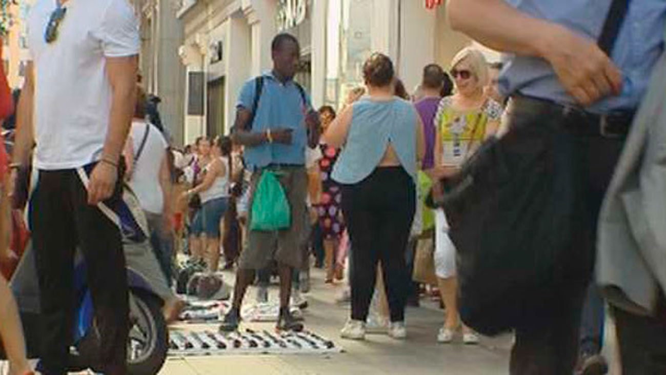 La Policía Municipal refuerza el operativo contra la venta ambulante en el centro