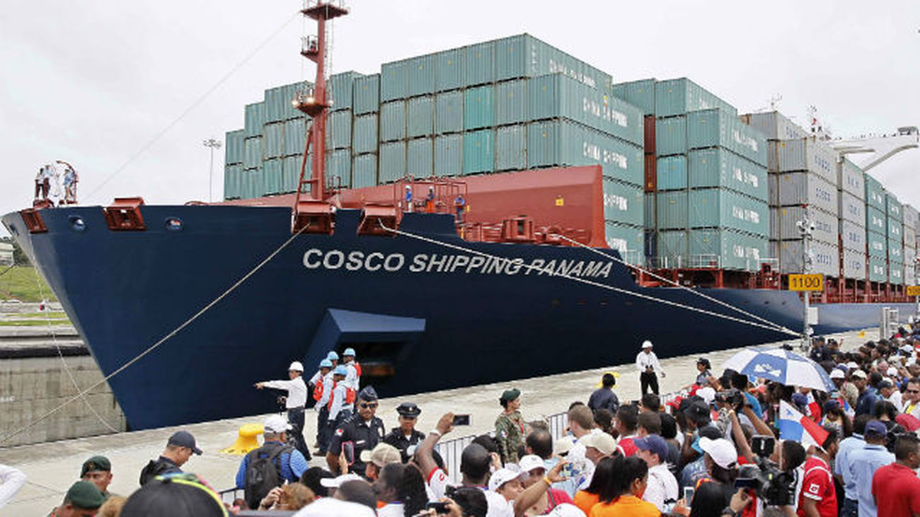 Panameños observan el buque Cosco Shipping Panamá