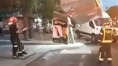 Cuatro heridos arrollados por una furgoneta en una parada de bus en San Blas