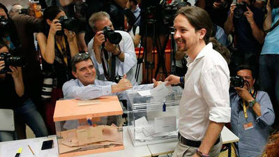 Iglesias afirma al votar que mantiene "la  mano tendida al PSOE"