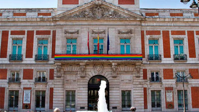 La bandera arcoíris luce en Sol y Cibeles