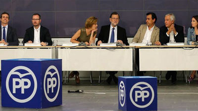 Rajoy apuesta por la gran coalición y tiende la mano a los partidos moderados