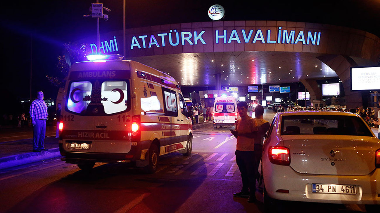 Médicos esperan para asistir a los heridos tras un atentado suicida perpetrado en el aeropuerto Atatürk, el mayor de Estambul.