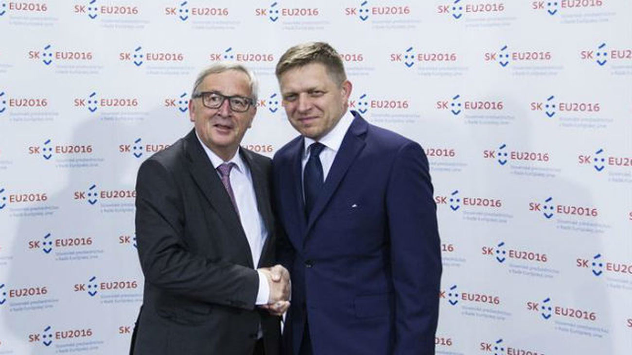 El presidente de la Comisión Europea, Jean-Claude Juncker es recibido por el primer ministro eslovaco Robert Fico