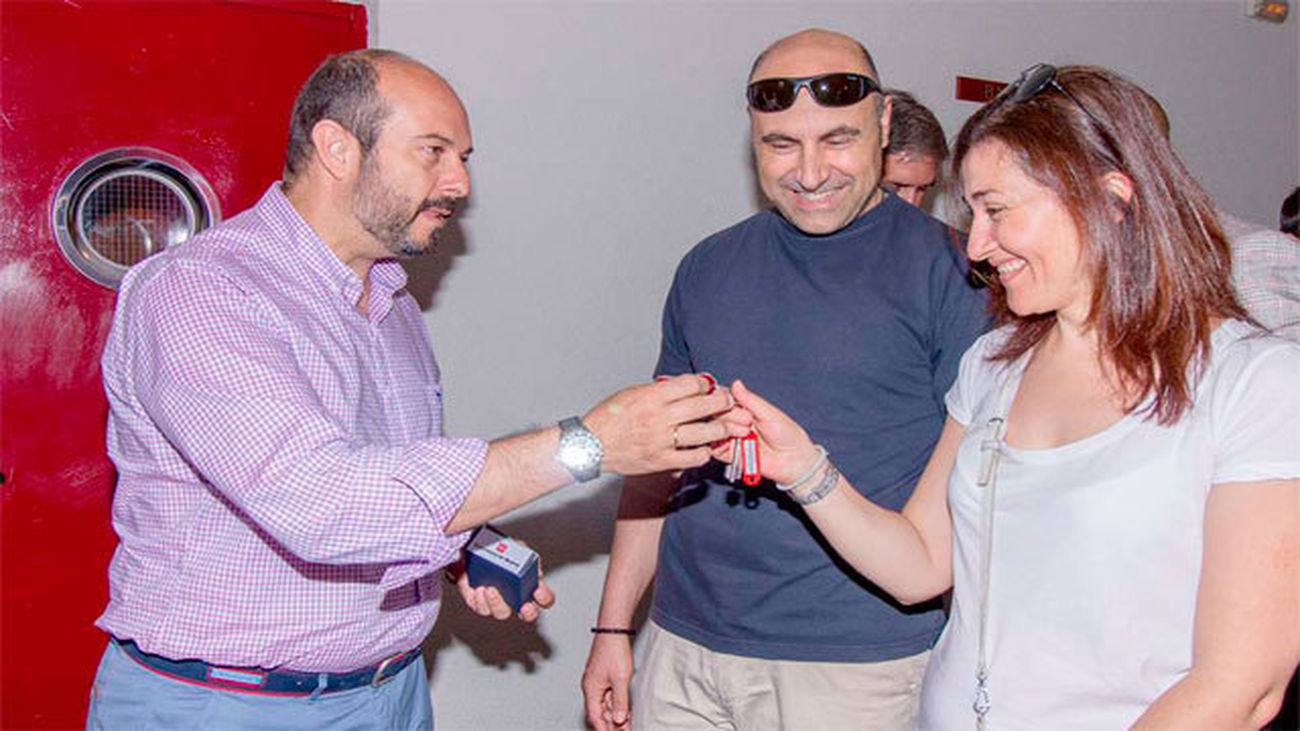 Pedro Rollán entrega las llaves de una de las viviendas