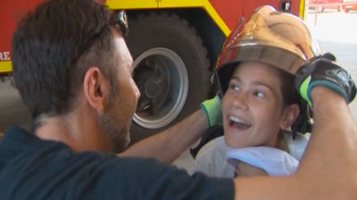 Bomberos y niños con desorden congénito hacen terapia juntos