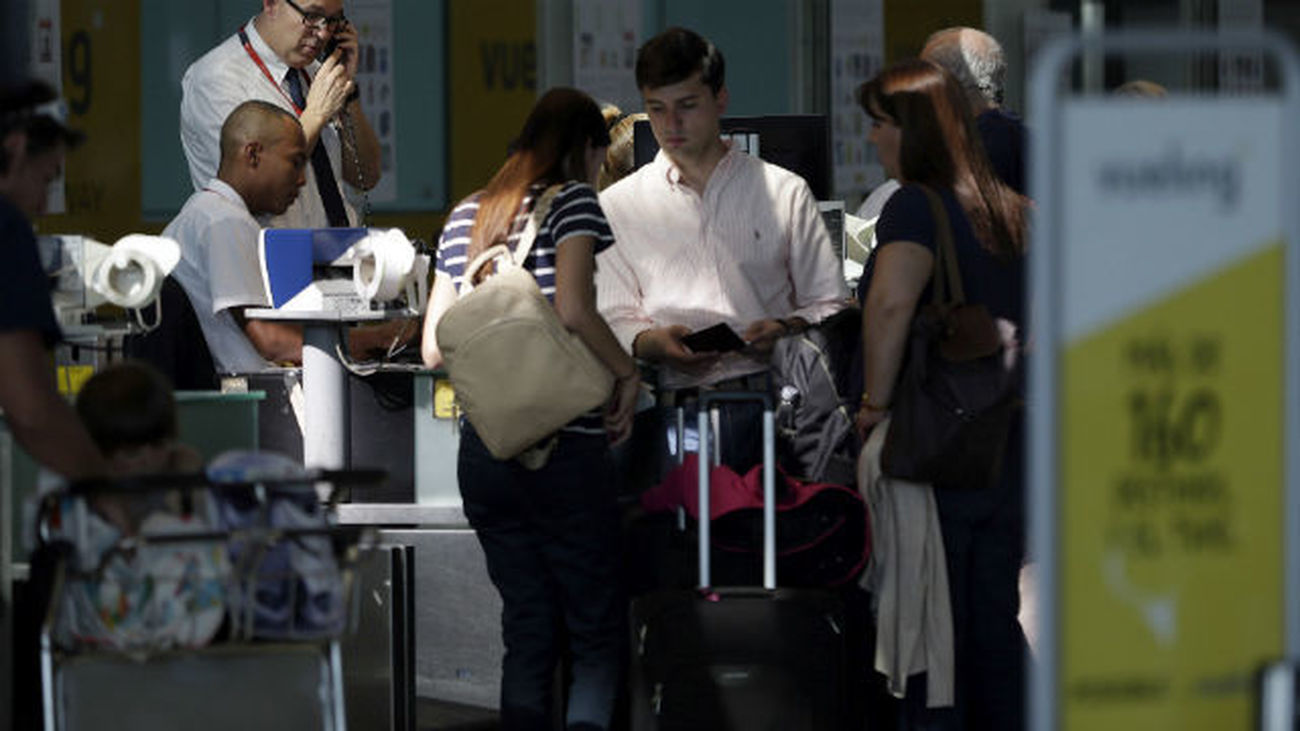 El Prat vive nueva jornada de caos por cancelaciones y retrasos de Vueling