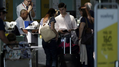 El Prat vive nueva jornada de caos por cancelaciones y retrasos de Vueling