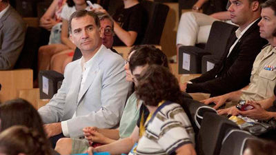 Los Reyes intercambian experiencias educativas con expertos y alumnos