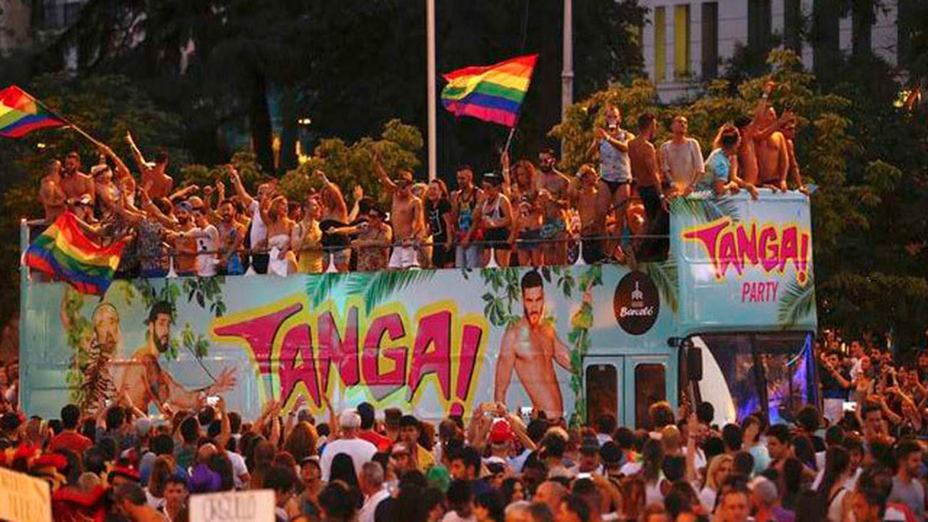 Un orgulloso y caluroso arcoíris vuelve a convertir Madrid en una fiesta