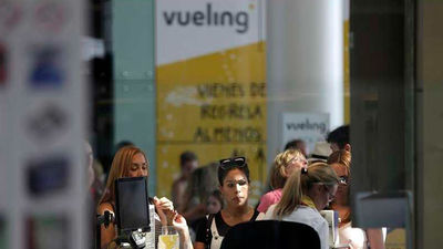 Fomento expedienta a Vueling y Cataluña estudia sanciones por el caos aéreo