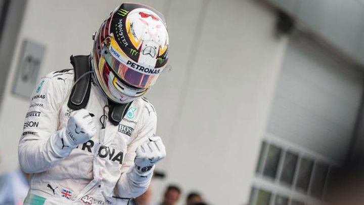 GP Austria: Hamilton gana con polémica; Sainz, 8º y Alonso abandona