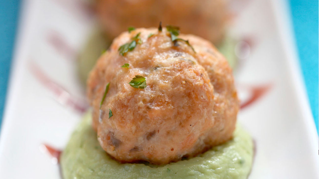 La receta: albóndigas de salmón con crema de aguacate