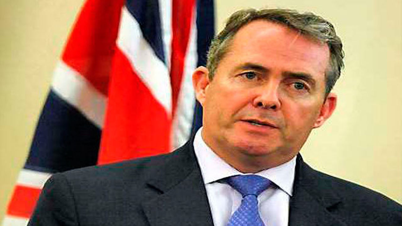Los 'tories' descartan al exministro Liam Fox como sucesor de Cameron