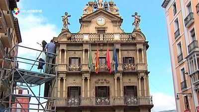 Pamplona preparada para las fiestas de San Fermín