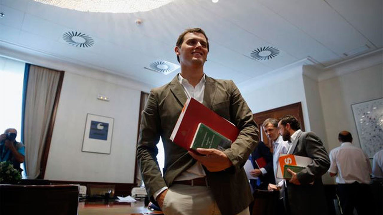 El líder de Ciudadanos, Albert Rivera, entrega sus credenciales como Diputado