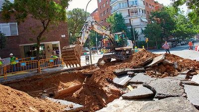 El reventón en una tubería causa un socavón de tres metros en Barcelona