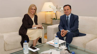 Cifuentes recibe a los alcaldes de Coslada y Villanueva de la Cañada
