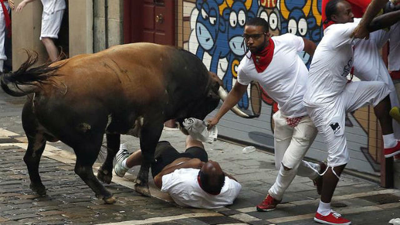 Pánico en el segundo encierro con seis heridos por asta de toro, dos graves