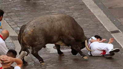 El tercer encierro de los Sanfermines deja dos heridos por asta y 14 traslados