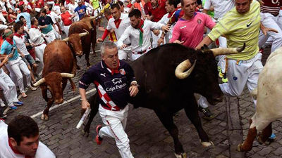 Cinco heridos, dos por asta de toro en el cuarto encierro de los Sanfermines