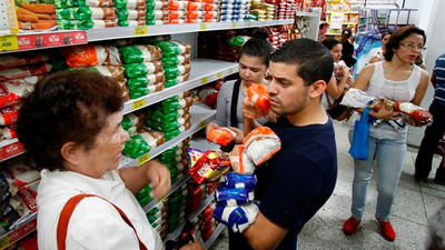 Más de 35.000 venezolanos cruzan la frontera para comprar comida y medicinas