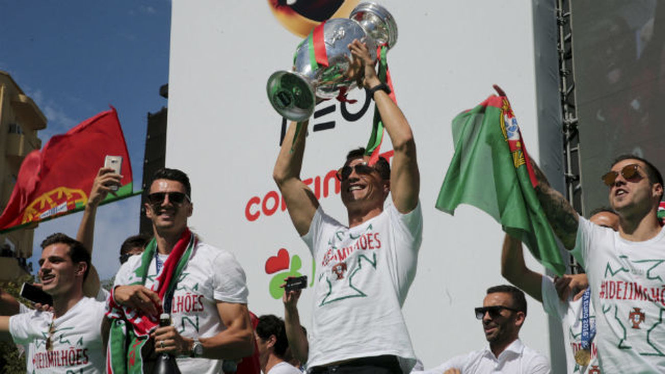 Una multitud aclama en Lisboa a Portugal, la campeona europea