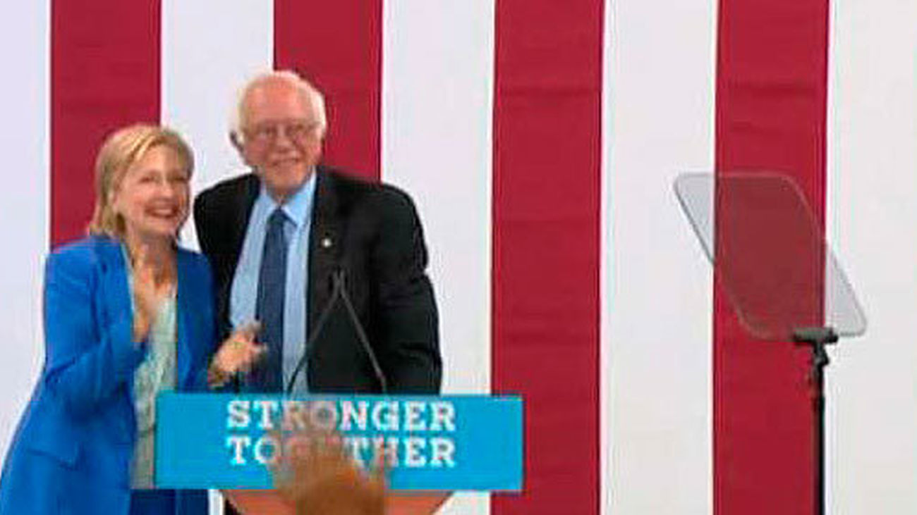 Hillary Clinton con Bernie Sanders