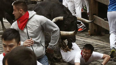 Rápido, noble y limpio encierro de los toros de Victoriano en los sanfermines