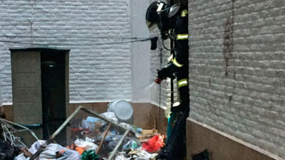 Tres intoxicados leves en el incendio de una vivienda llena de basuras en Delicias