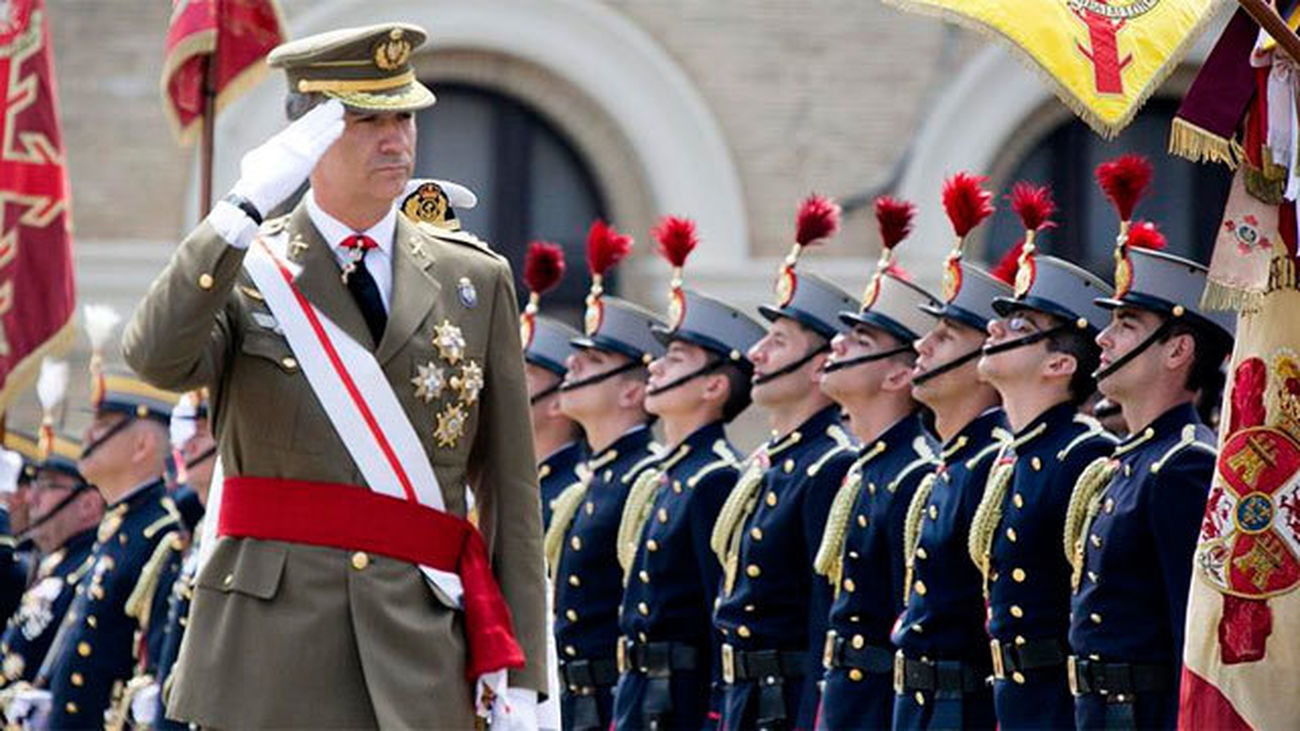 El Rey Felipe VI pasa revista a las tropas en la Academia Militar de Zaragoza