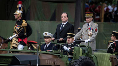 François Hollande preside el desfile militar de la Fiesta Nacional de Francia