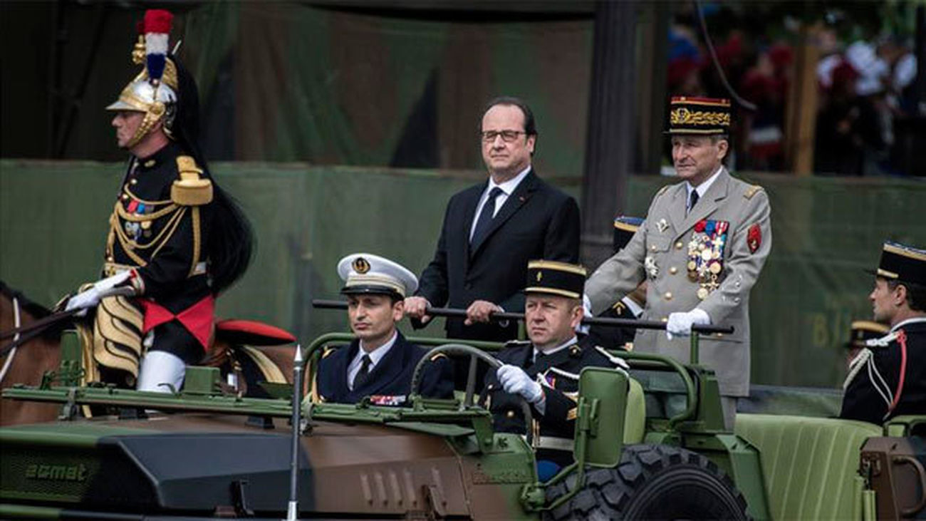 Hollande preside la celebración de la Fiesta Nacional de Francia