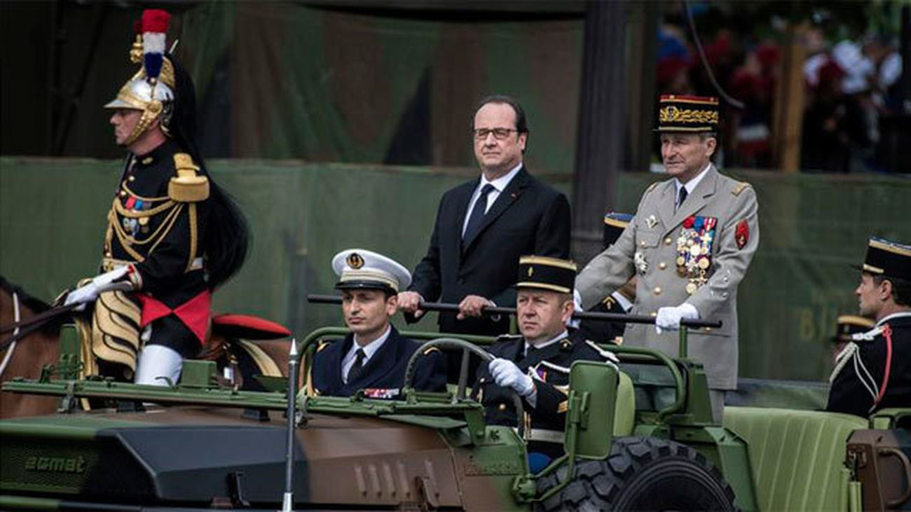 Hollande preside la celebración de la Fiesta Nacional de Francia