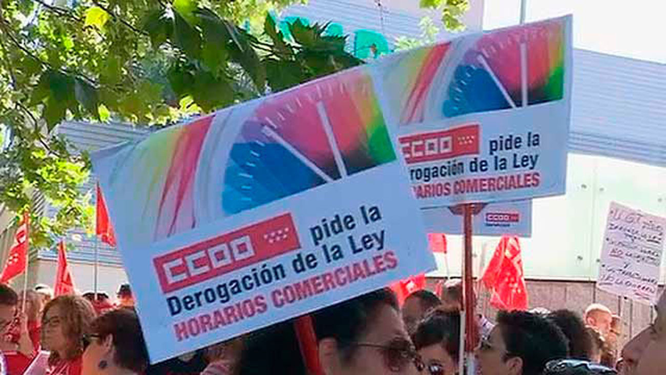 Protestan frente a la Asamblea contra los horarios libres en Madrid