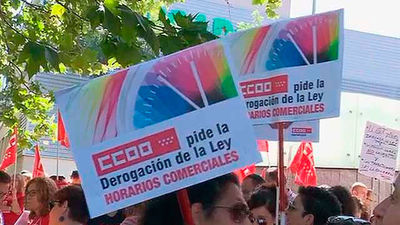Protestan frente a la Asamblea contra los horarios libres en Madrid