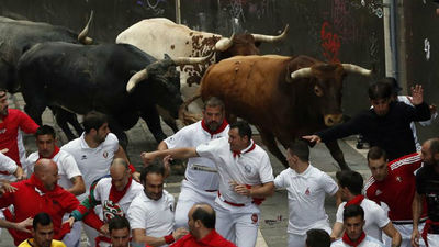 Los Miura cierran los Sanfermines con un encierro rápido y peligro en la plaza