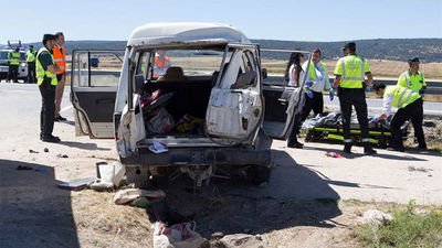 Tres mujeres muertas y seis heridos al arrollar un camión a un todoterreno