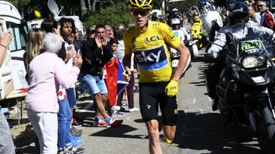 Froome corrió a pie, perdió el amarillo y el Tour se lo devolvió