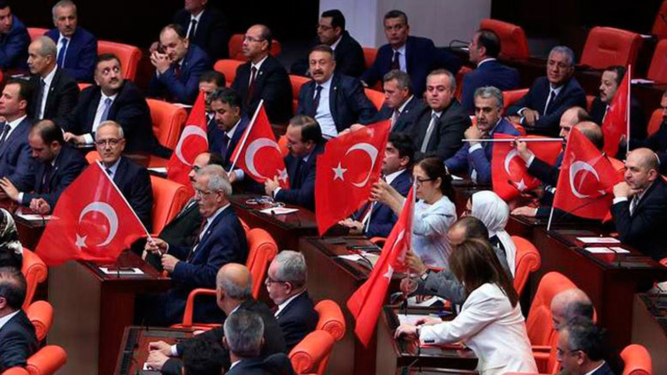 El Parlamento turco celebra su primera sesión tras el fallido golpe de Estado