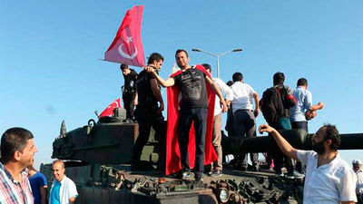 Detenciones masivas de militares y jueces tras el fallido golpe en Turquía