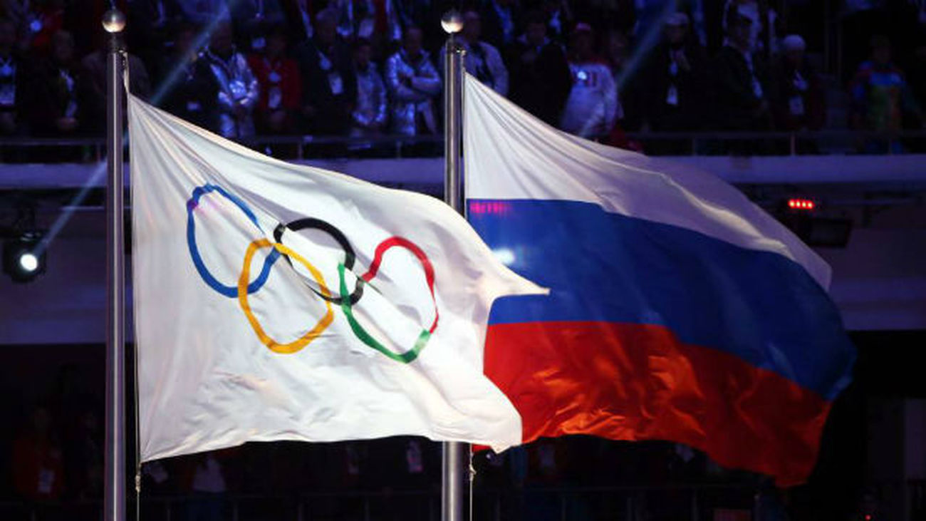 Las banderas del COI y de Rusia en Sochi 2014