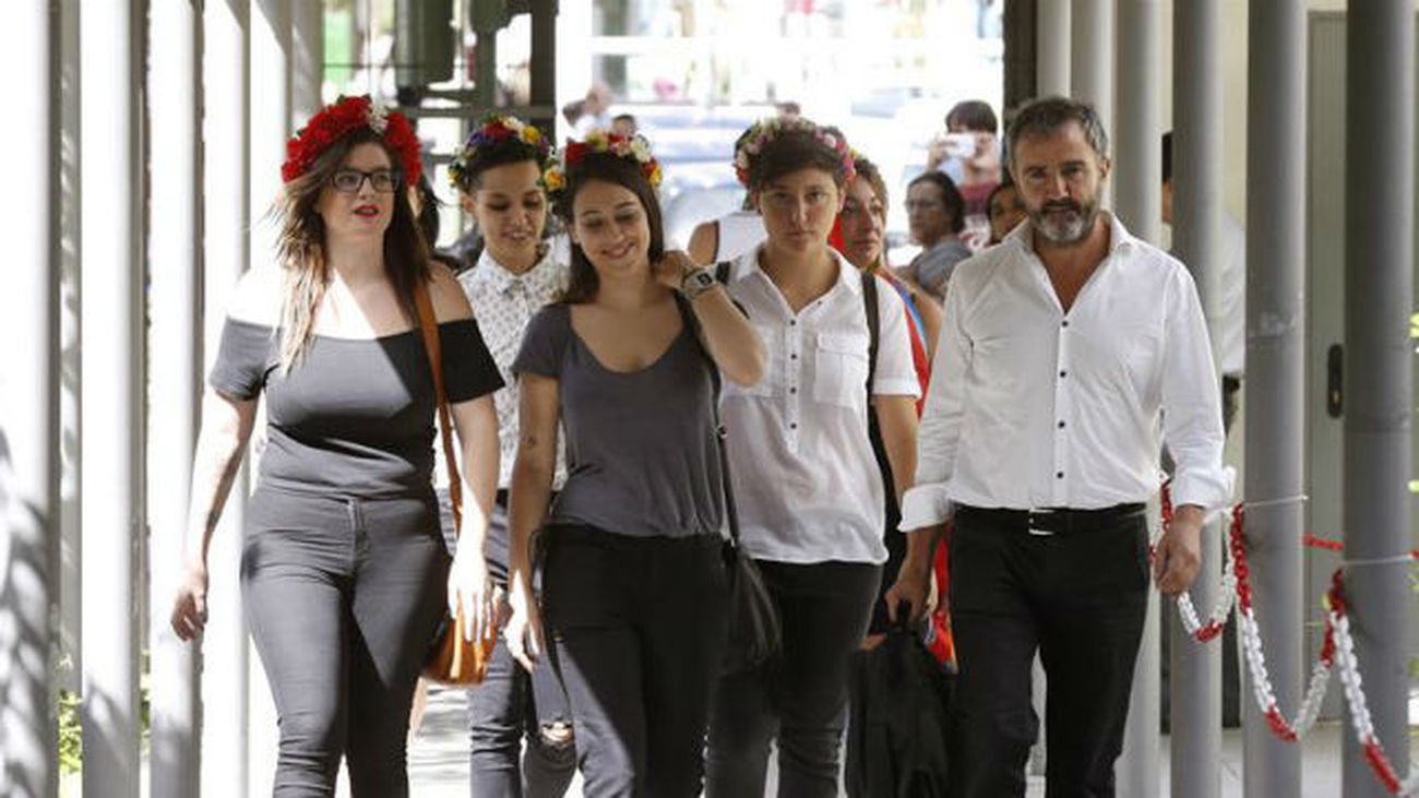 Cinco activistas de Femen, junto a su abogado, a su llegada al Juzgado de lo Penal número 19 de Madrid