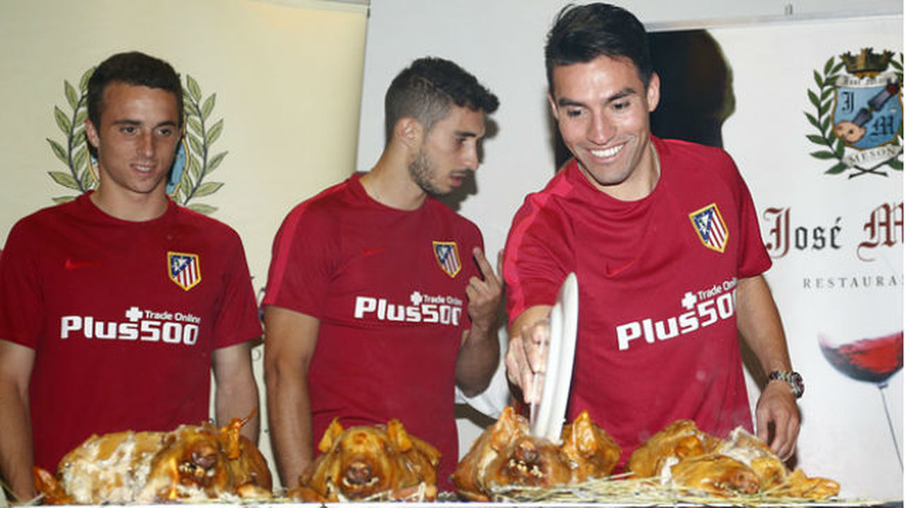 El Atlético parte el cochinillo y brinda por una buena temporada