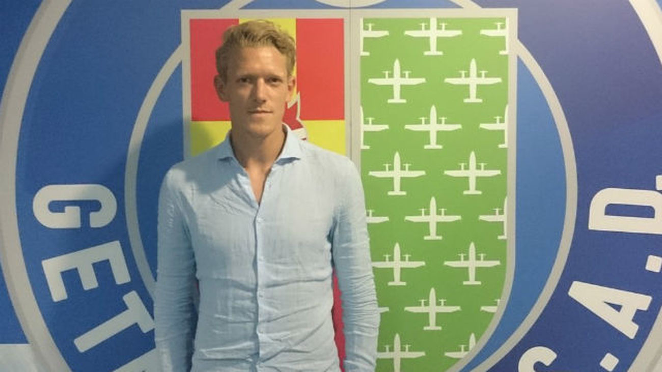 El Getafe presenta a Van den Bergh y Alberto García