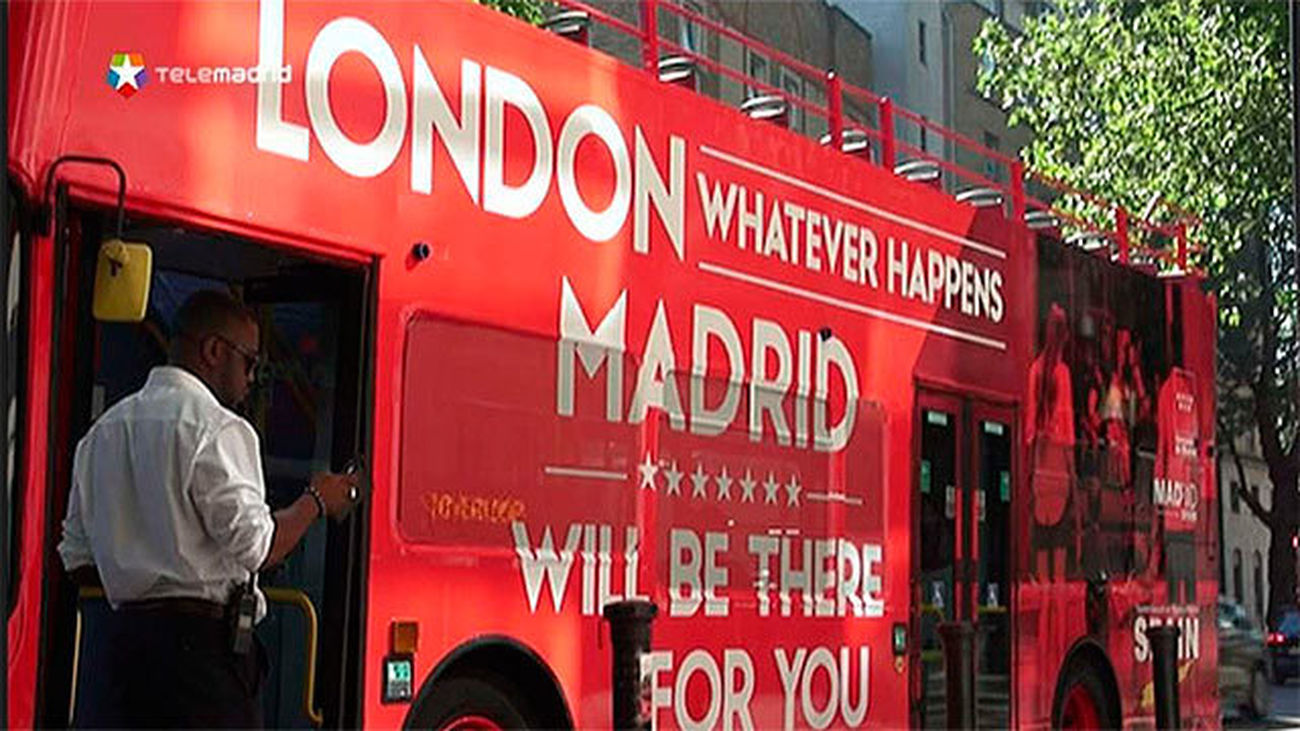 Dos autobuses recorren Londres para impulsar Madrid como destino financiero
