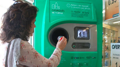 Carmena anuncia máquinas para depositar botellas por una contraprestación
