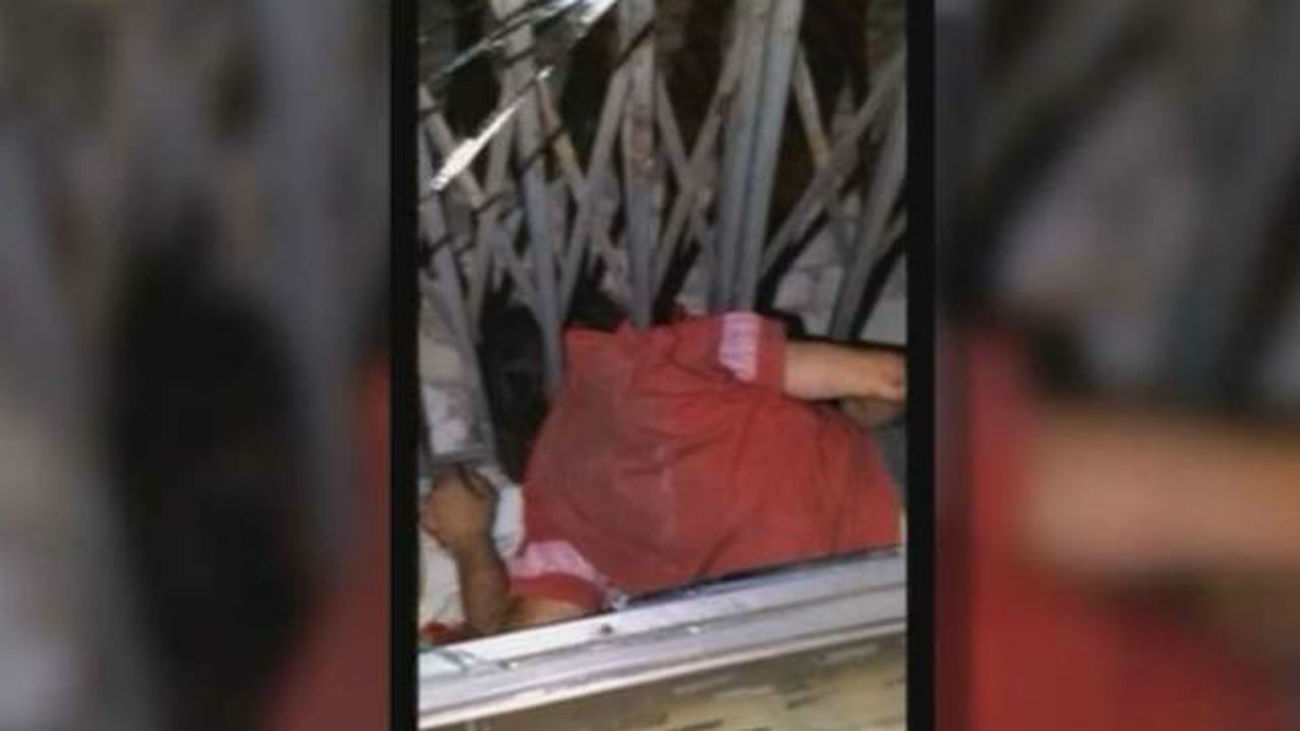 La policía rescata a un ladrón atrapado cuando intentaba un robo