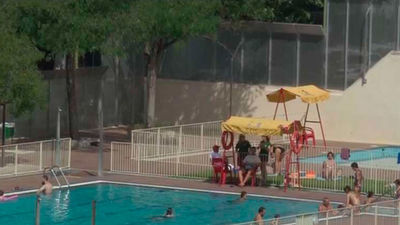 Nudismo en la piscina de Peñuelas