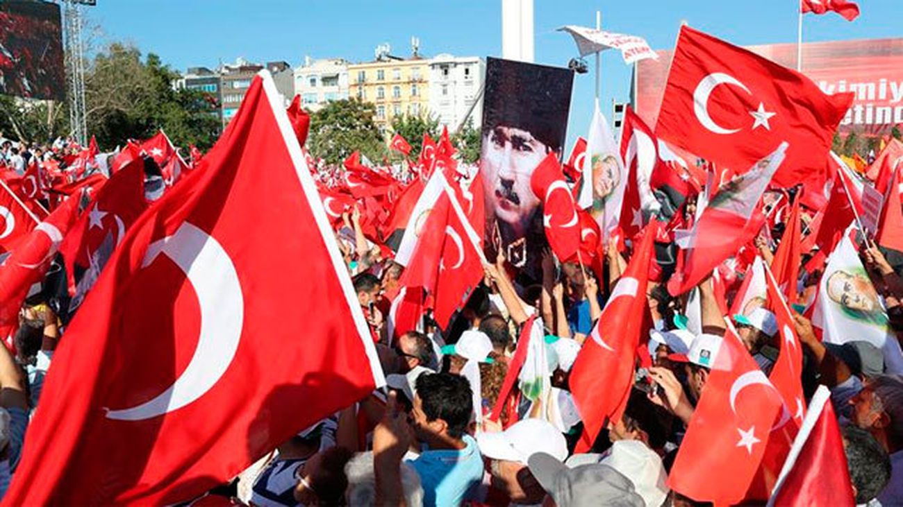 Concentración en la plaza de Taksim para manifestarse contra el fallido golpe de Estado